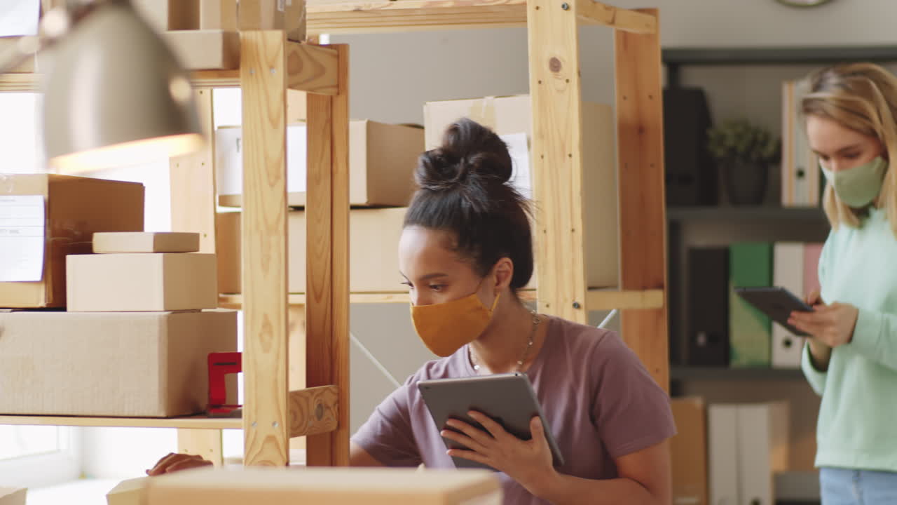mujeres que trabajan en un almacén