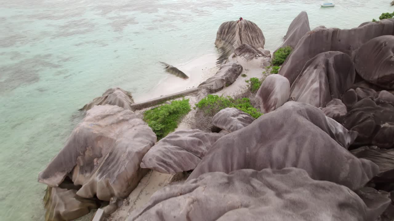 Ripresa drone di una spettacolare spiaggia con bassa marea e le rocce di granito di Anse Source d'Argent, La Digue, Seychelles 020 30fps.