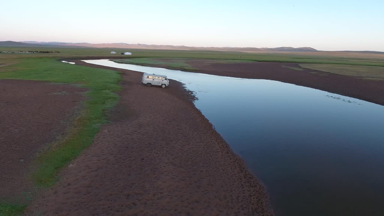 러시아 밴이 강을 가로지르는 공중 드론 촬영 몽골의 해가 뜨는 시간