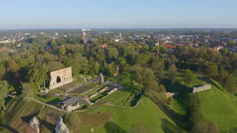 Drohne,-Die-Sich-Von-Der-Kleinen-Estnischen-Stadt-Viljandi-Mit-Einer-Steinernen-Denkmalbühne-Nach-Links-Bewegt