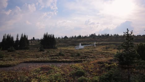 Hubschrauber-Robinson-R44-Raven-Drehende-Rotorblätter-Starten-In-Der-Luftfahrt