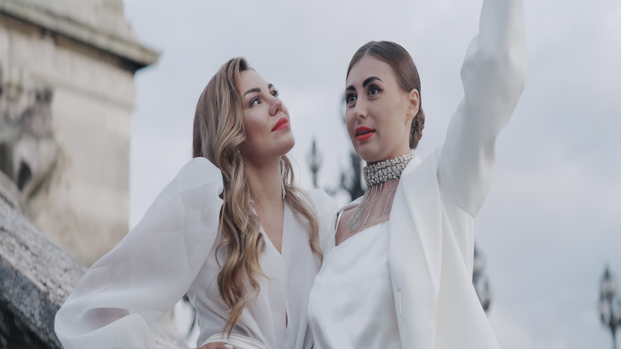 옷을 입은 세련된 여성