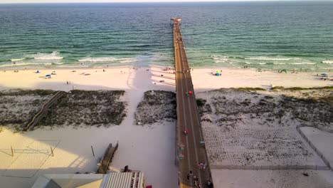un dron sobrevuela el muelle más largo de florida al atardecer con una hermosa luz dorada