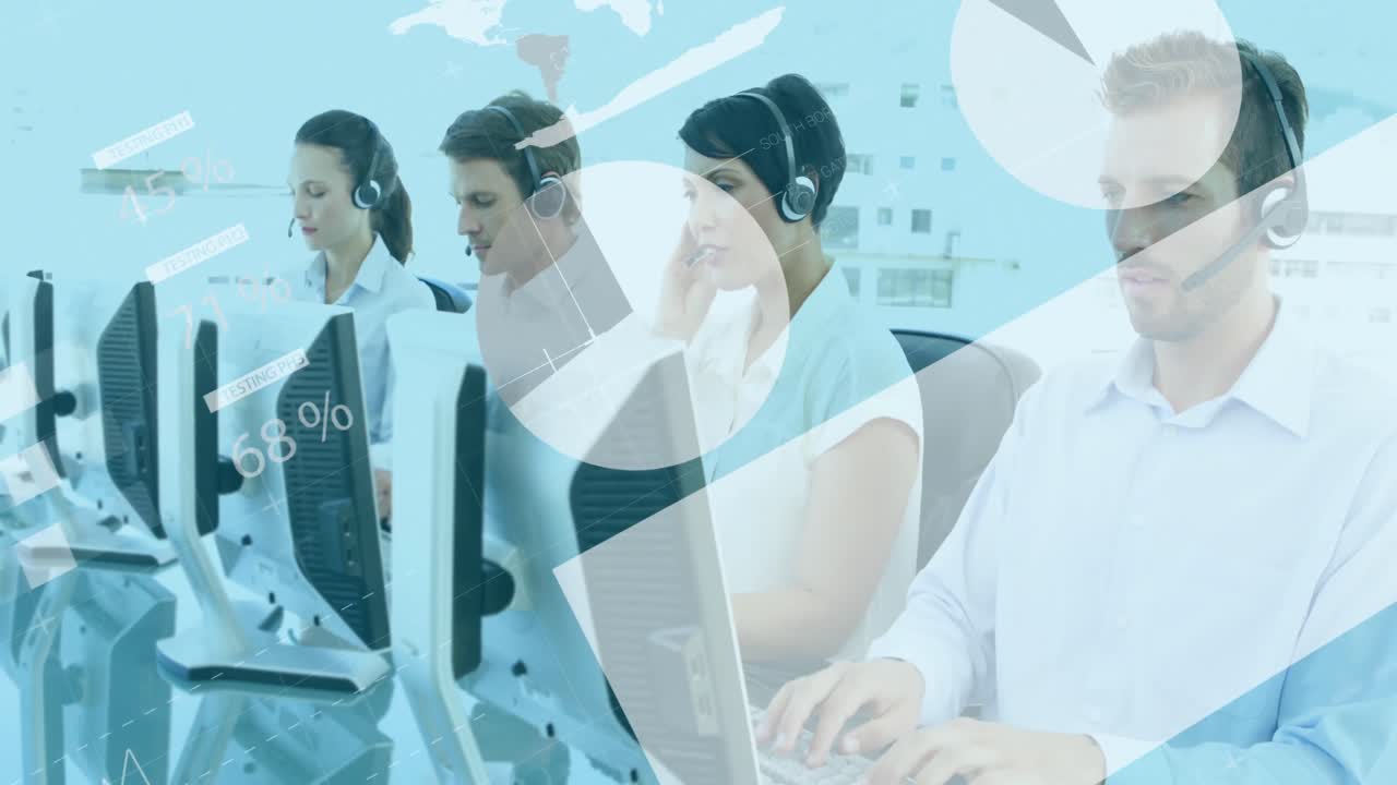 사무실에서 일하는 동안 전화 헤드 ⁇ 으로 이야기하는 다양한 동료에 대한 데이터 처리 애니메이션