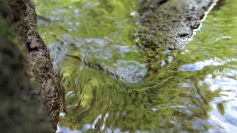 Nahaufnahme-Des-Flusswassers,-Das-Durch-Felsen-Plätschert