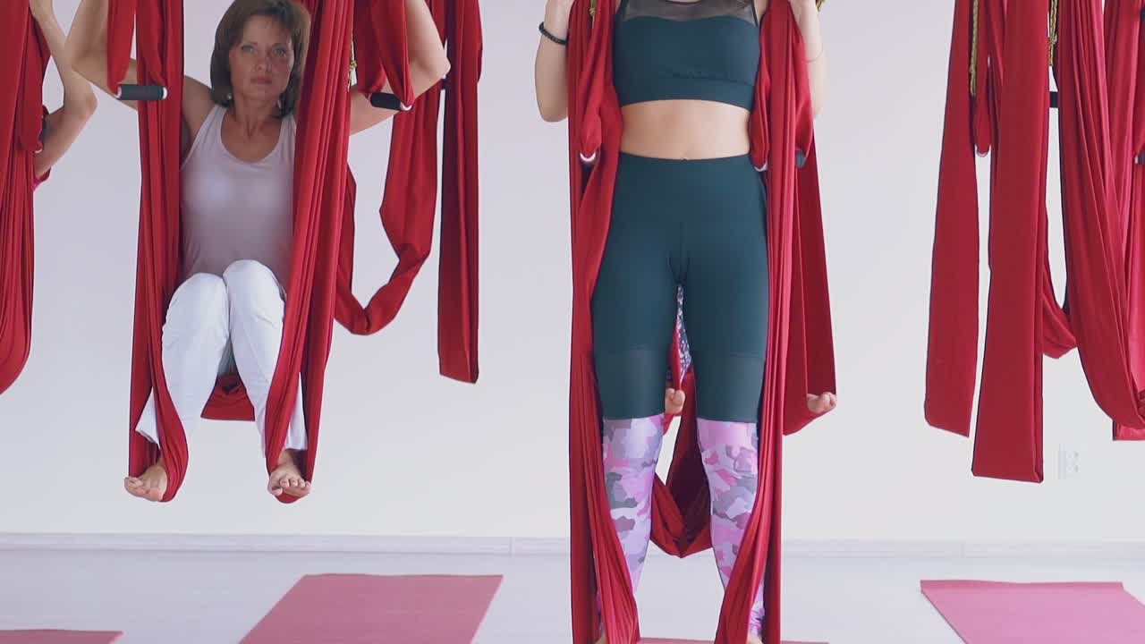 집중된 예쁜 여성 그룹이 해마크를 들고 서 있습니다.