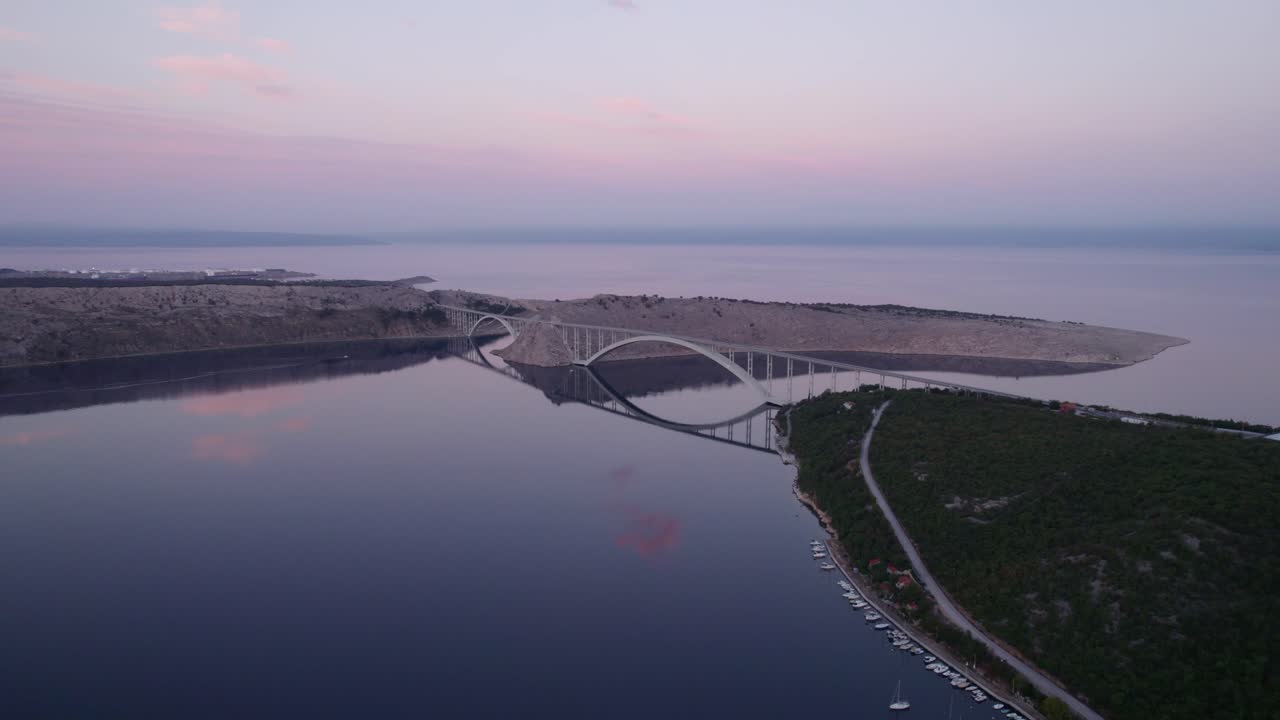 Krcký most za úsvitu s výhledem na moře, Chorvatsko