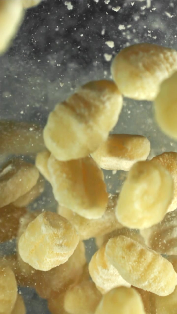 Gnocchi Crudi in Caduta al Rallentatore con Polvere di Farina