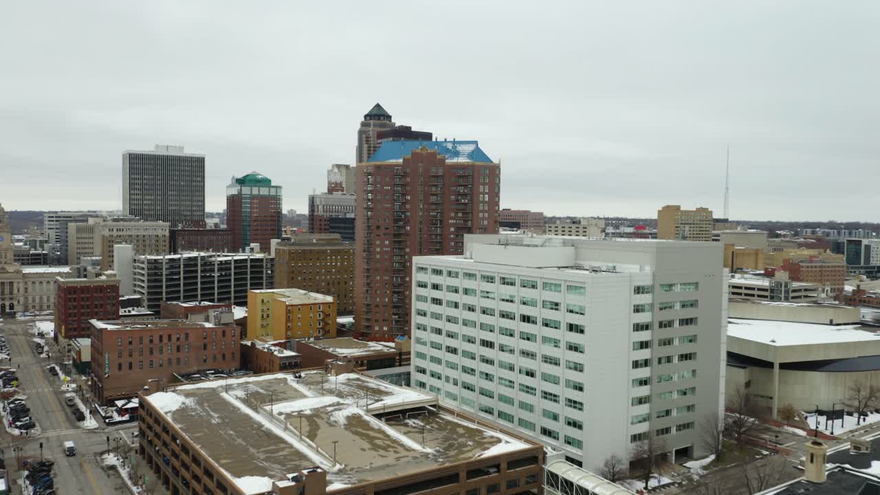 toma aérea ascendente del centro de des moines, iowa en invierno