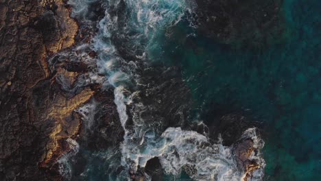 Las-Olas-Calmantes-En-La-Playa-De-Kailua-Chocando-Contra-La-Costa-Rocosa