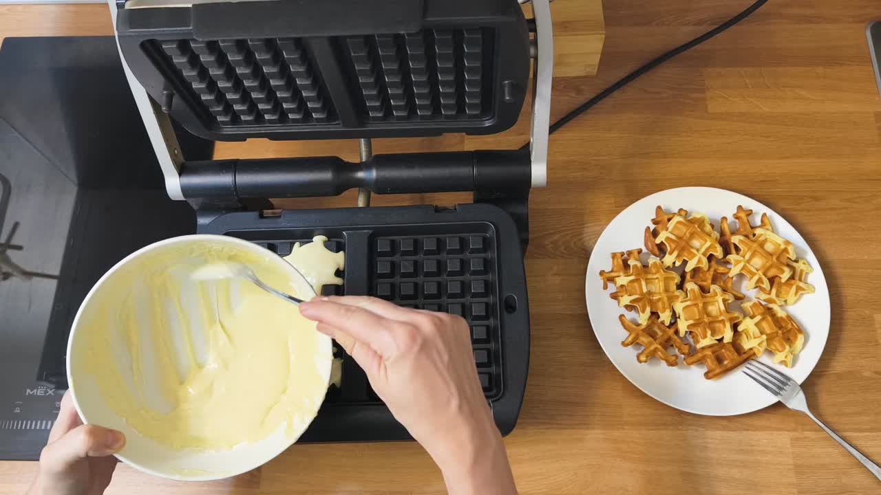 와플을 만드는 것