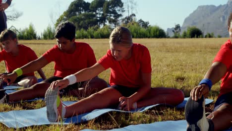 Entrenador-Instruyendo-A-Los-Niños-Mientras-Hace-Ejercicio-En-El-Campo-De-Entrenamiento.