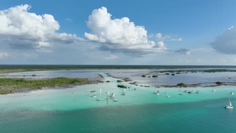 Vista-Aérea-Hacia-Muchos-Botes-En-El-Canal-De-Los-Piratas,-En-La-Laguna-De-Bacalar,-En-El-Soleado-México