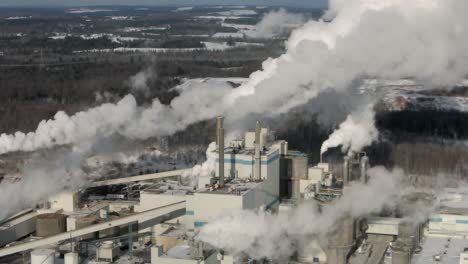 espeso humo que sale de la pila de humo en la fábrica de papel de domtar inc en windsor, quebec, canadá