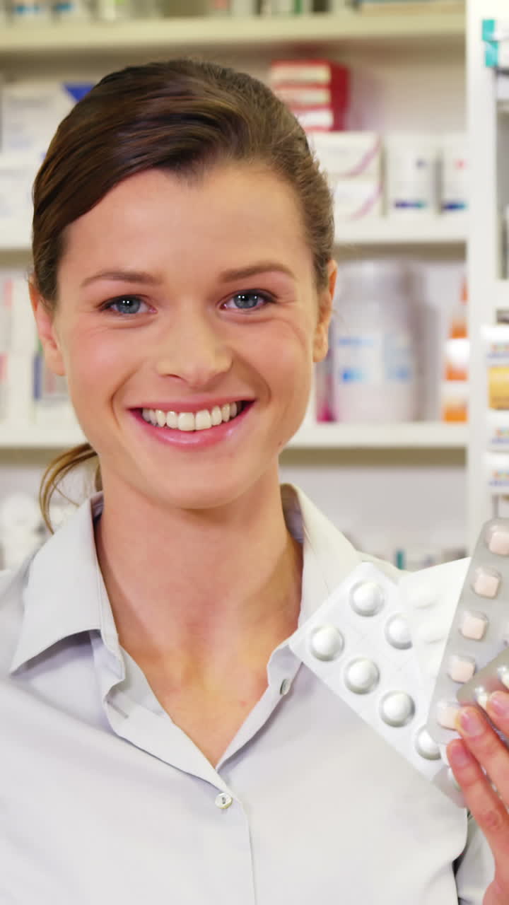 약국 에서 약 을 보여 주는 미소 짓는 약사