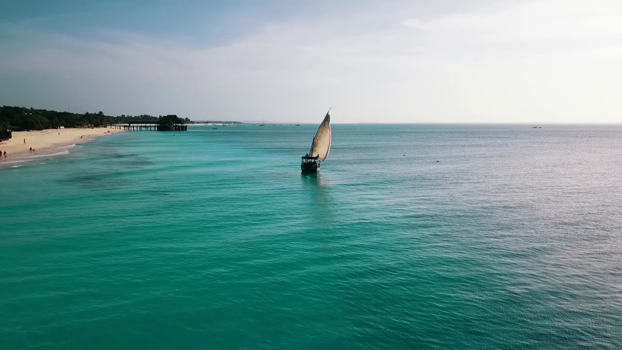 Beyaz yelkenli bir yelkenlinin fantastik havadan panoramik drone çekimi.