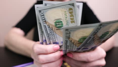 dólares en las manos de una mujer, la chica cuenta billetes, dinero de papel. presupuesto familiar, pago de facturas