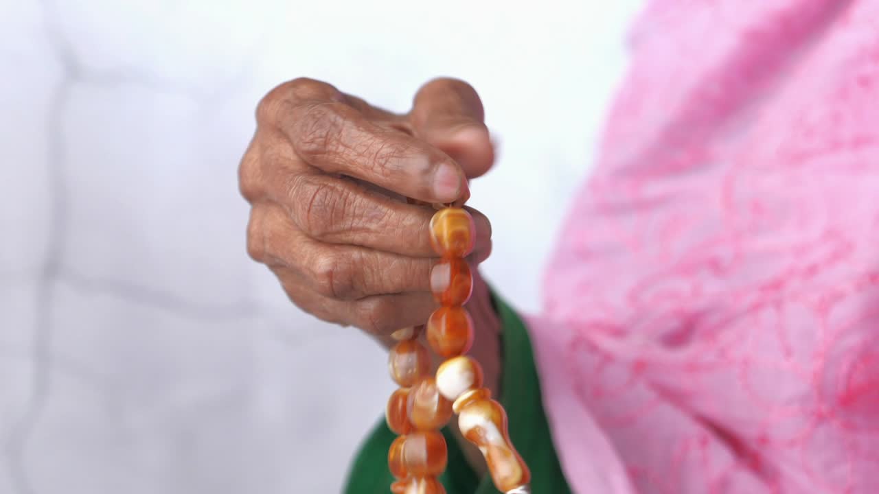 mujeres mayores orando de mano por el ramadán