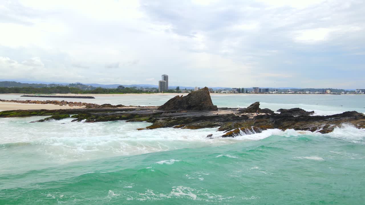 currumbin 해변에서 바위가 많은 해안과 암석에 부딪히는 강한 파도 - currumbin, gold coast, qld, australia 관광