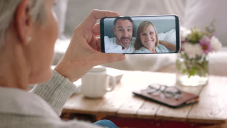 pareja, anillo y videollamada de compromiso