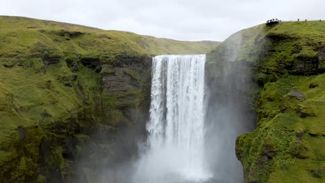 Erleben-Sie-Den-Skógafoss-Wasserfall-Von-Oben-Mit-Unseren-4K-Drohnenaufnahmen-Und-Heben-Sie-Die-Epische-Landschaft-Islands-Hervor