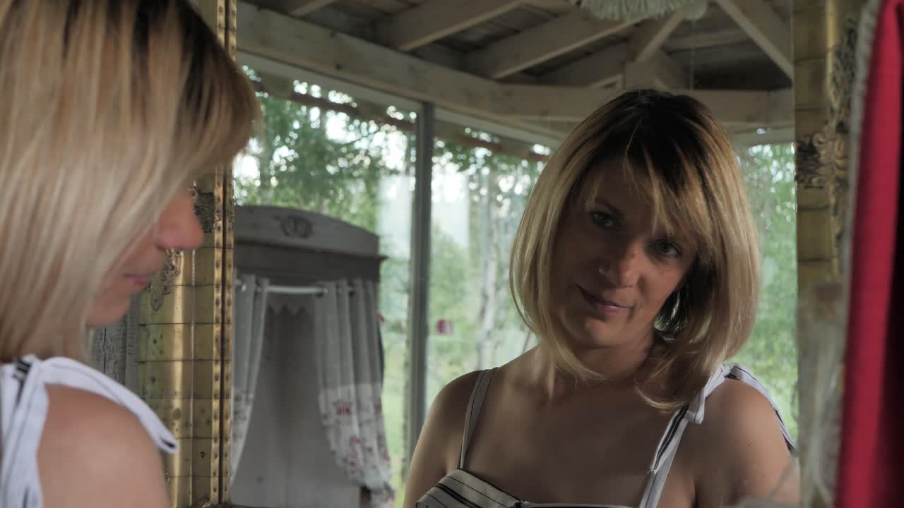 en el espejo con una mujer hermosa mirada