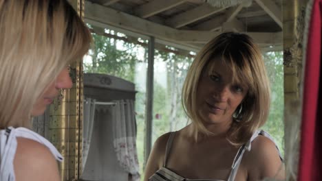 en el espejo con una mujer hermosa mirada
