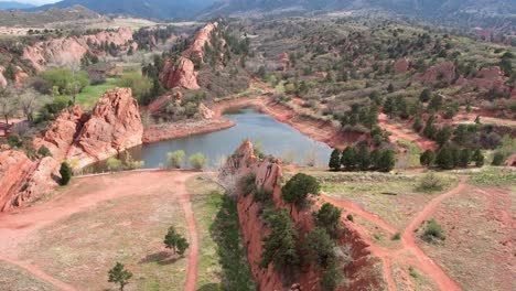 volo aereo all'indietro del canyon di roccia rossa e del lago in colorado durante la giornata di sole, usa