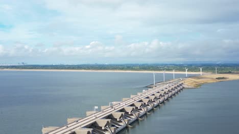 Schöne-Landschaft-über-Dem-Haringvlietdam,-Stellendam,-Niederlande