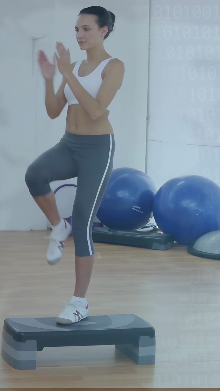 Video vertical: Mujer usando un step después de una señal de fitness, aplaudiendo, levantando la rodilla, mostrando un contador superpuesto.