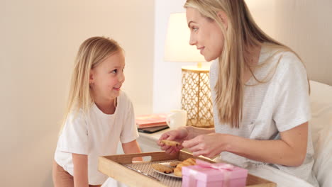 Desayuno,-Niño-Y-Mamá-Con-Un-Regalo-Para-Las-Madres.