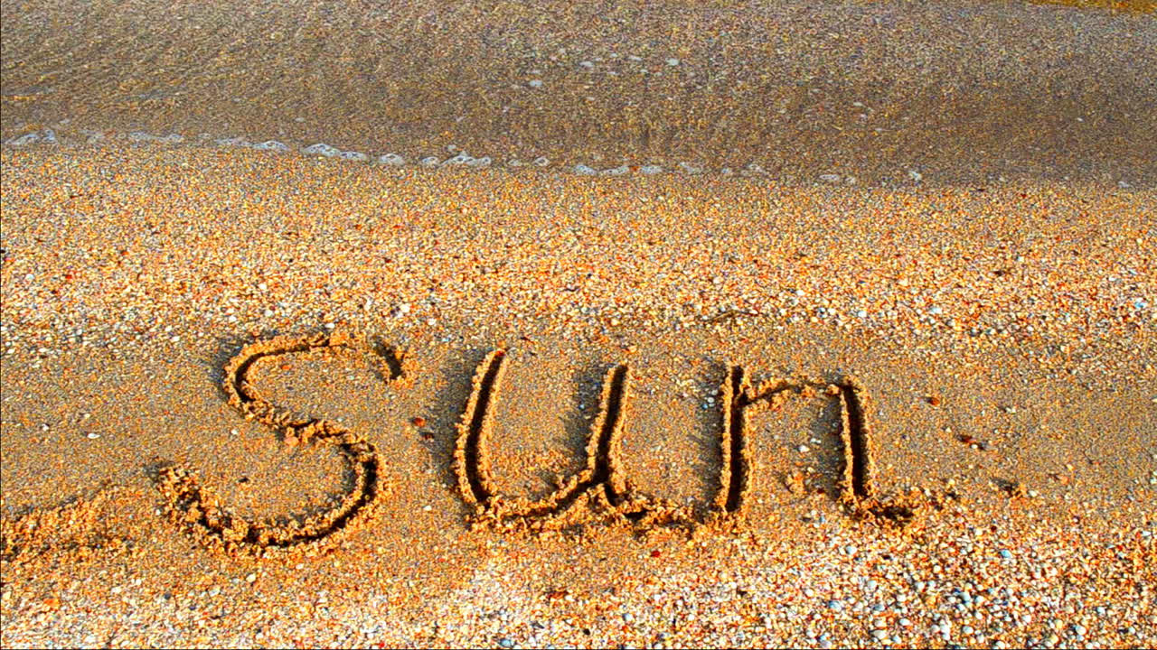 Solskinsdag, afslapning. Indskrift solen i sandet, stranden