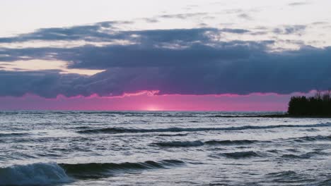 Vibrante-Puesta-De-Sol-Sobre-Owen-Sound-Con-Olas,-Ontario,-Canadá,-Ambiente-Sereno,-Cielo-Anochecer