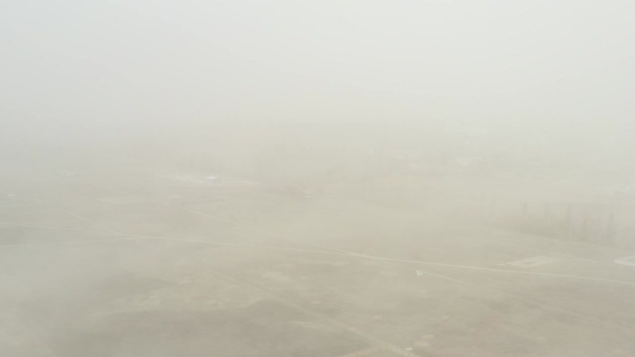 에서 먼지 폭풍은 검은 토양과 작물의 비옥한 층을 파괴합니다.