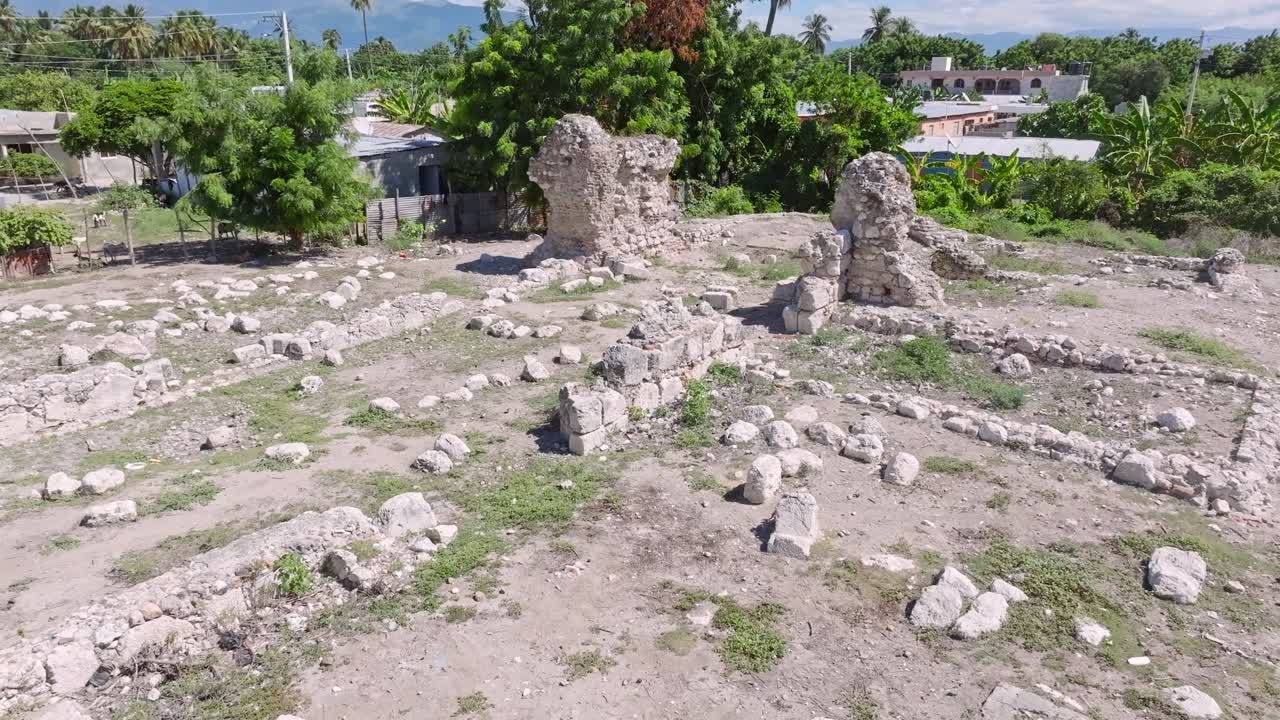 tomada ascendente de un dron que muestra la tumba del cacique enriquillo durante un día soleado en pueblo viejo azua