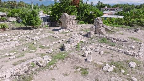 Aufsteigende-Drohnenaufnahme,-Die-Das-Grab-Von-Cacique-Enriquillo-An-Einem-Sonnigen-Tag-In-Pueblo-Viejo-Azua-Zeigt