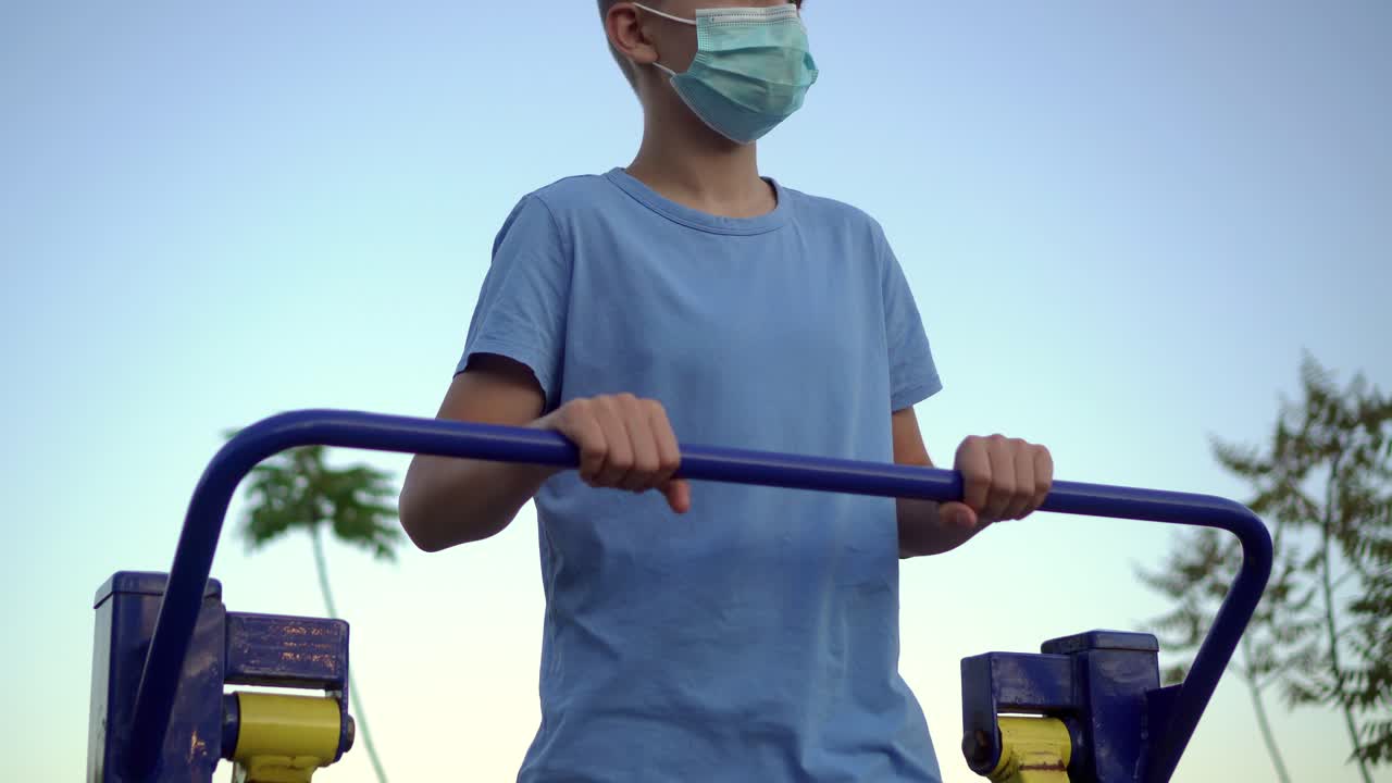 un adolescente con una máscara médica está involucrado en deportes 02