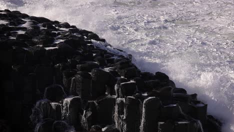 Waves-crash-onto-rocks-below-the-lighthouse-at-Fingal-Head,-Northern-New-South-Wales