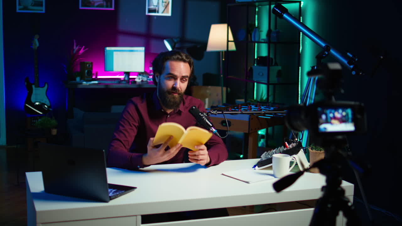 anfitrión de programas en línea lectura y recomendación de libros