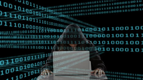 figura encapuchada usando una computadora portátil con animación de código binario sobre un fondo oscuro