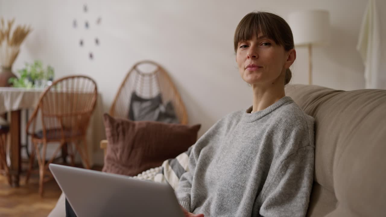 노트북으로 집에서 일하는 여자