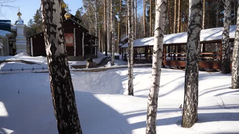 escena de invierno nevada de una iglesia ortodoxa en un bosque