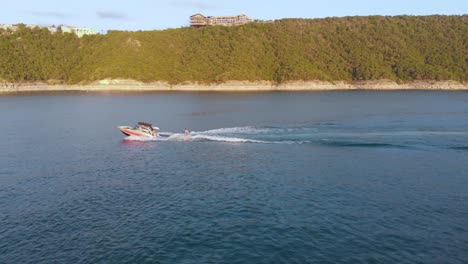 Pan-Lateral-De-Un-Wakeboarder-En-El-Lago-Travis