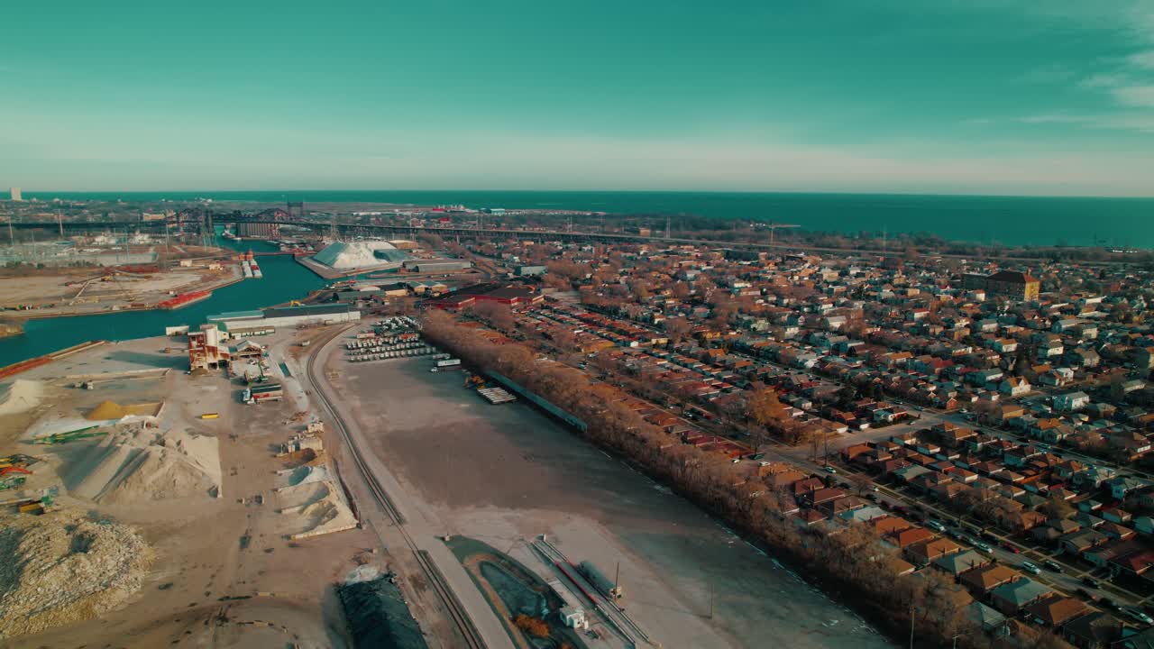 puente levadizo del ferrocarril cummings en chicago, capturando casas suburbanas, costa industrial y el horizonte lejano.