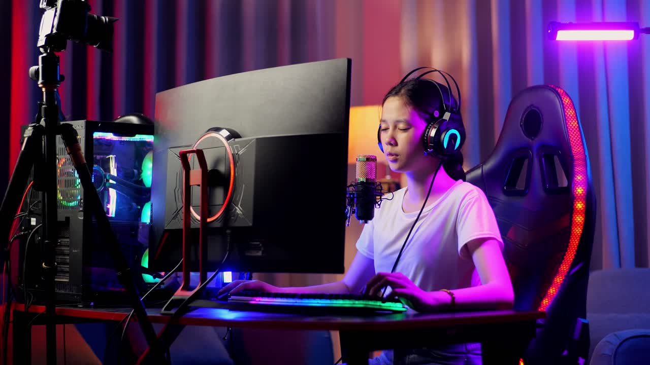 una adolescente que se toma un descanso en su configuración de juegos por la noche