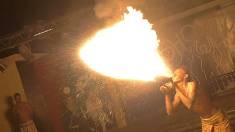 impresionante espectáculo de fuego.