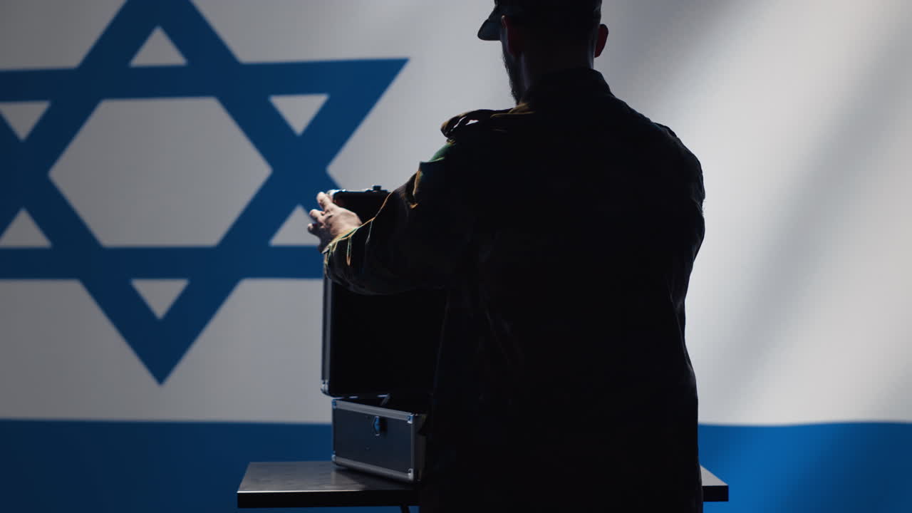 Agente dell'IDF mantiene la superiorità nello spazio aereo con il radar durante il conflitto in Medio Oriente