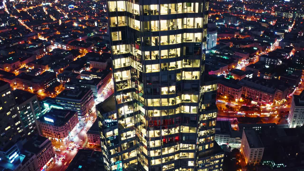 rascacielos moderno por la noche