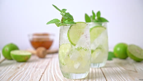 refresco de lima helado con menta - bebida refrescante