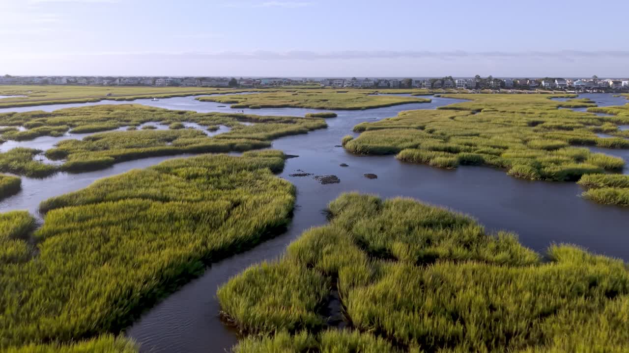 노스캐롤라이나 석양 해변 근처의 수로, 습지와 갯벌이 함께 있어요
